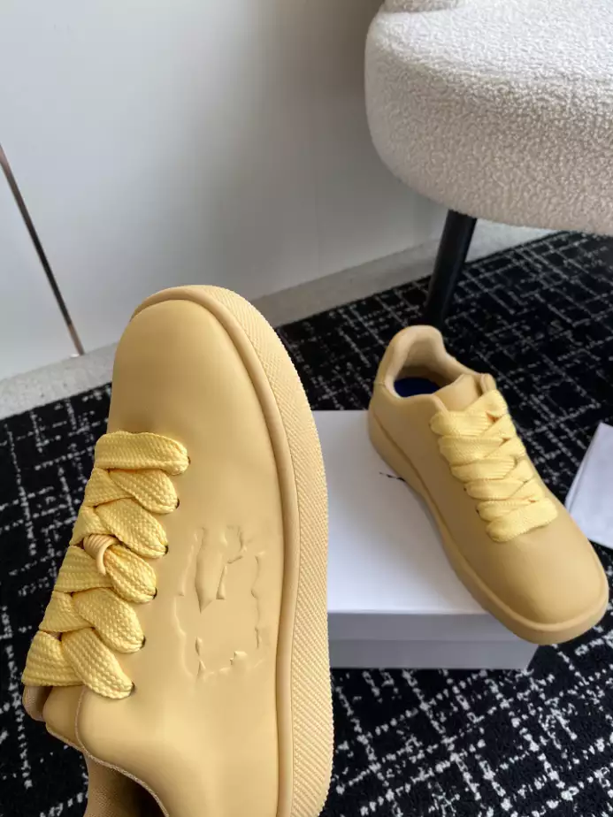B**rry box logo-debossed leather sneakers - bbr098
