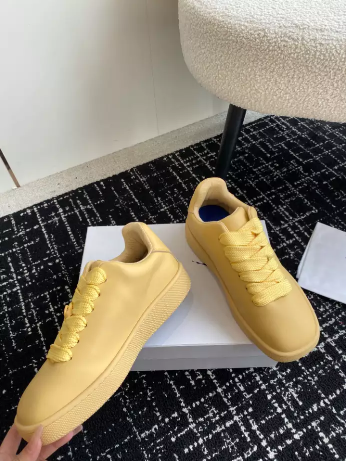 B**rry box logo-debossed leather sneakers - bbr098