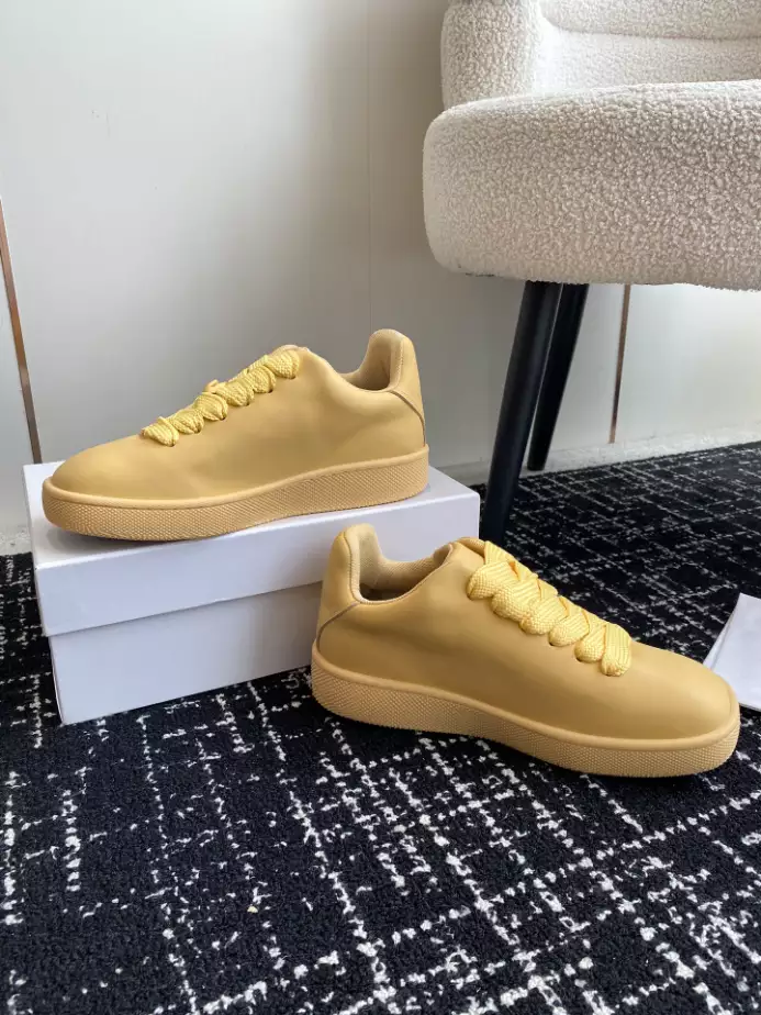 B**rry box logo-debossed leather sneakers - bbr098