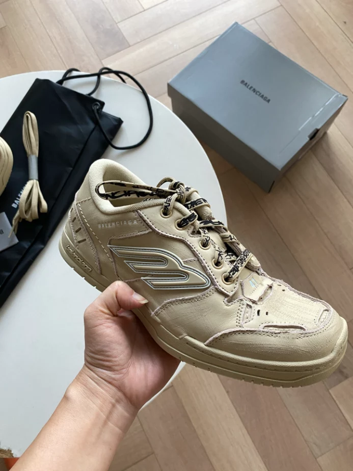 MEN'S HAMPTONS MEDIUM WORN-OUT SNEAKER IN OFF WHITE - BB280