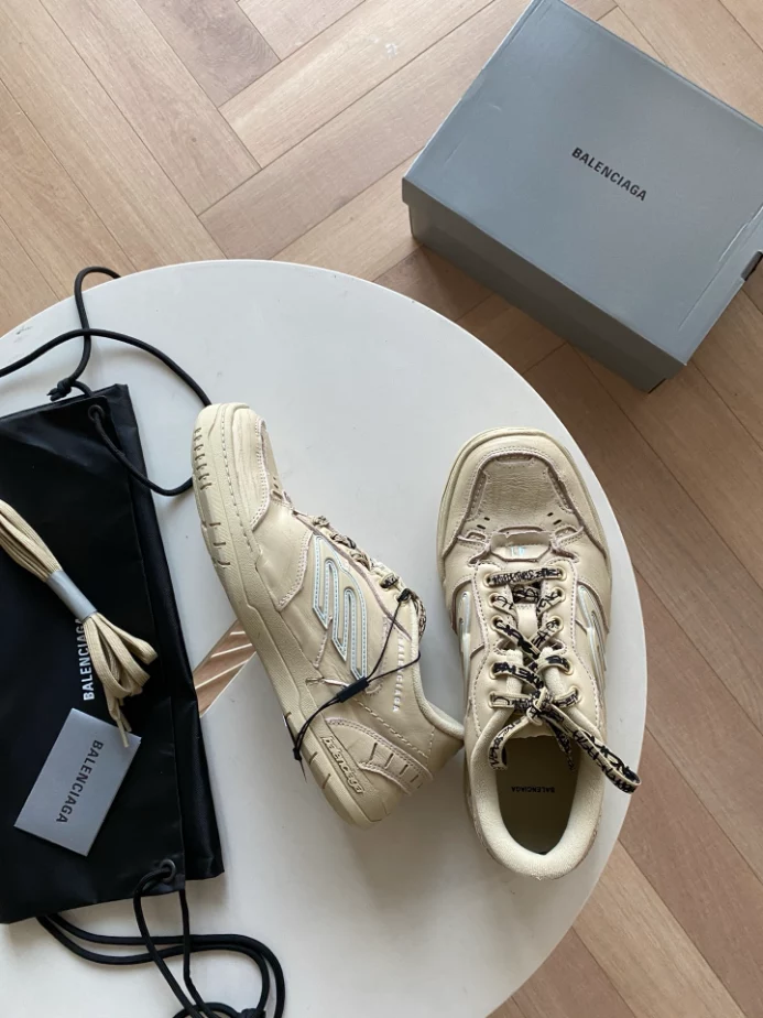 MEN'S HAMPTONS MEDIUM WORN-OUT SNEAKER IN OFF WHITE - BB280